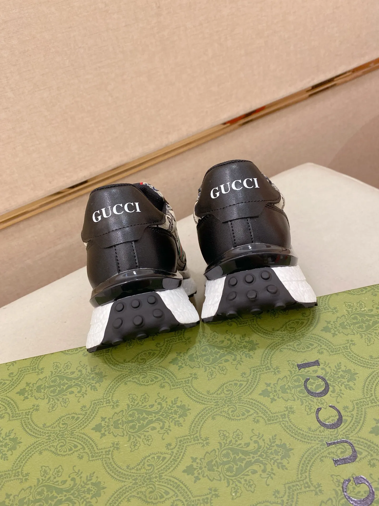 Men's clothing and shoes💰:462💰 (GUCCI) The latest model from the official website🎁🎁Casual and fashionable men's shoes👟, hot style💥The version is simple and elegant, exclusive for trendy men. The unique latest brand elements from the official website👑Original Gucci decoration, fashionable and generous, the fabric is original cowhide ✅Mesh breathable lining, the official website specifies wear-resistant casual outsole, the classic model is taken in kind at the counter🎬38-44 (can be customized for 45 non-refundable)